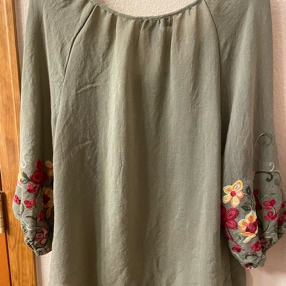 NYCC- Olive green top with embroidery size medium - Picture 4 of 5